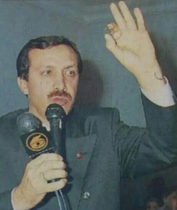 Özgür Özel: 

Tayyip Erdoğan, İktidara gelirken bir tek yüzüğüm var diyordun. Bizim izah edemeyeceğimiz tek kuruşumuz yok ama sen o yüzüğün üstüne neler koydun sen önce onları söyle.

Kendinden bildiğin işi başkasına kara diye çalma otur oturduğun yerde.