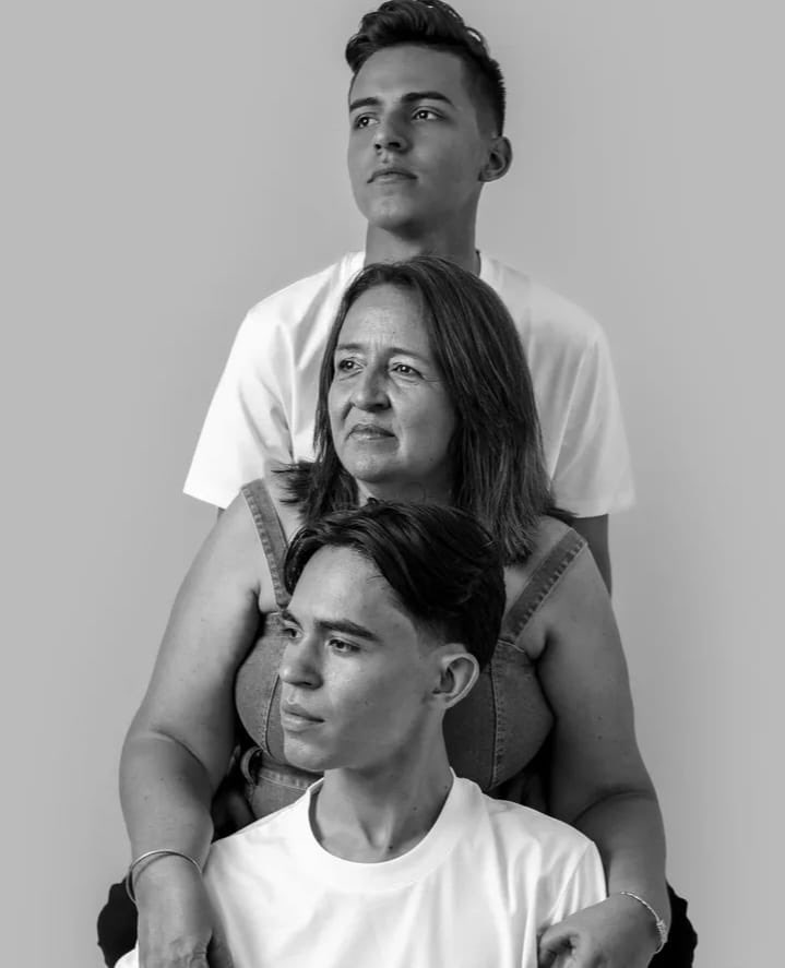 VenteJoven's tweet image. 🚨 URGENTE | José y Omario Castellanos, y su madre fueron trasladados a un lugar desconocido hoy en la madrugada. Desde entonces no se sabe nada de ellos.

⚠️ Omario padece insuficiencia venosa y necesita atención URGENTE.

Exigimos saber #DóndeEstánLosCastellanos y su liberación