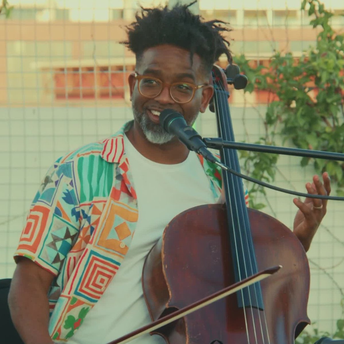 MackieGear's tweet image. We&apos;re stoked to be in Atlanta with one-of-a-kind musician and composer @okcello1 for our latest Sunset Session🌞 Watch his atmospheric rooftop performance of &quot;With or Without You&quot; at bit.ly/OKCelloMackie.