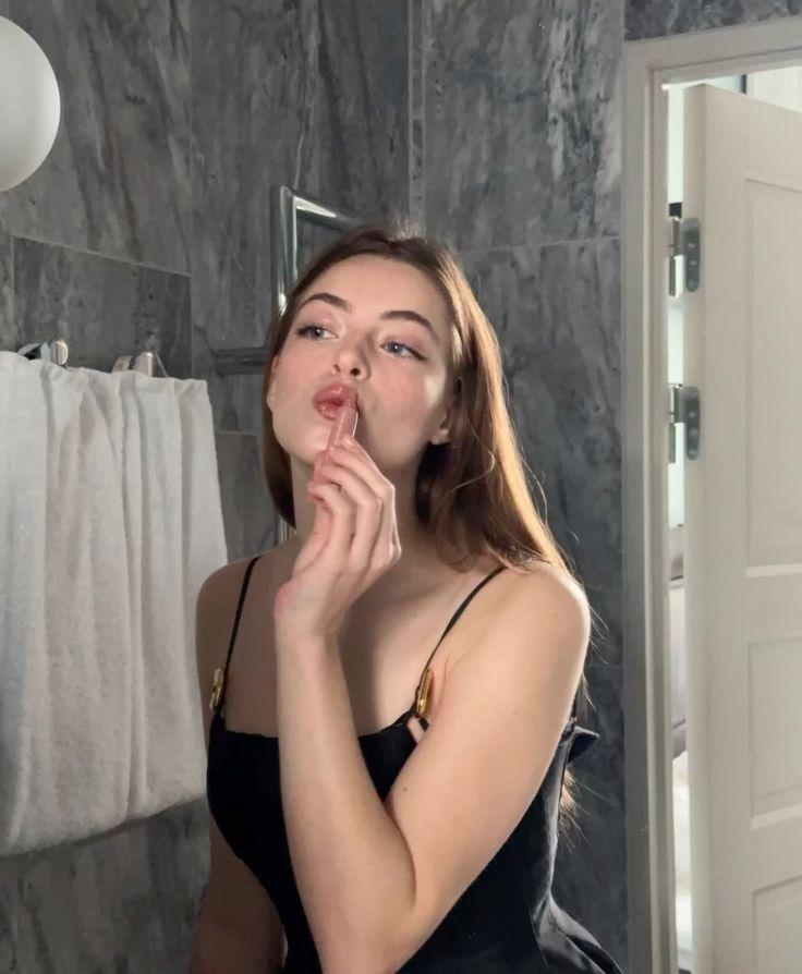 bule0camille's tweet photo. Caught in a midnight gloss. https://t.co/VkfYJ7hCXf