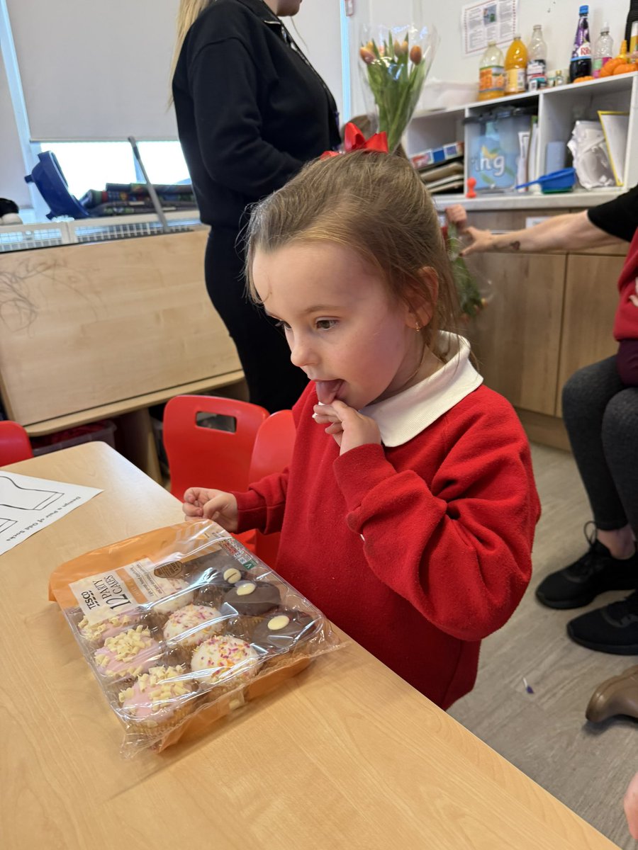 The Green Birds gave the hard working ladies in the Red Bird room beautiful flowers and gave the class a yummy treat along with a special hand made card as a #RandomActOfKindness. We hope you enjoyed the treats ❤️