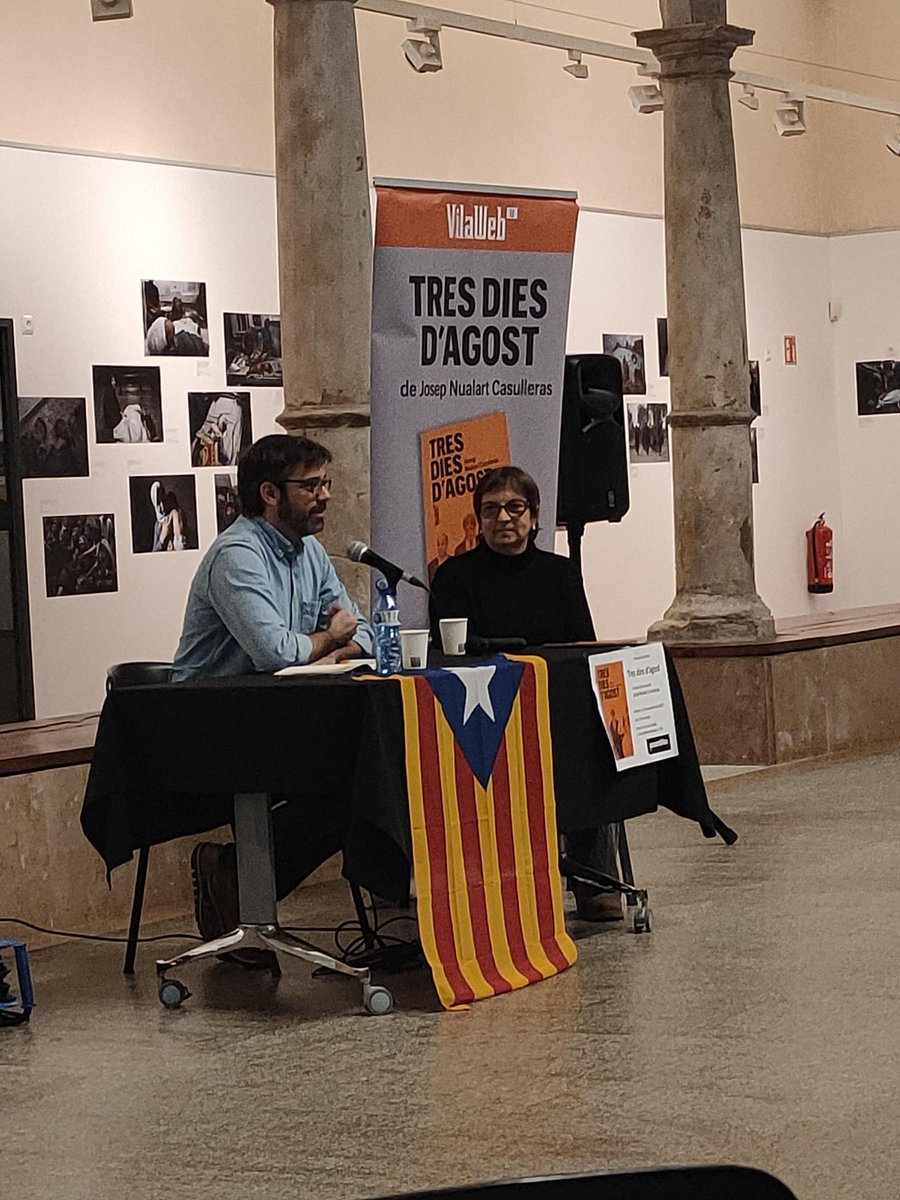 👉Ahir al <a href="/CCVicJoanTriadu/">Centre Cívic Joan Triadú</a> vam acollir la presentació del llibre 'Tres dies d'agost' de #JosepNualart, un relat sobre el fugaç retorn de Puigdemont i la seva fugida després del seu discurs, una maniobra que va sacsejar l’escenari polític i judicial.
Acte organitzat per <a href="/VilaWeb/">VilaWeb</a>