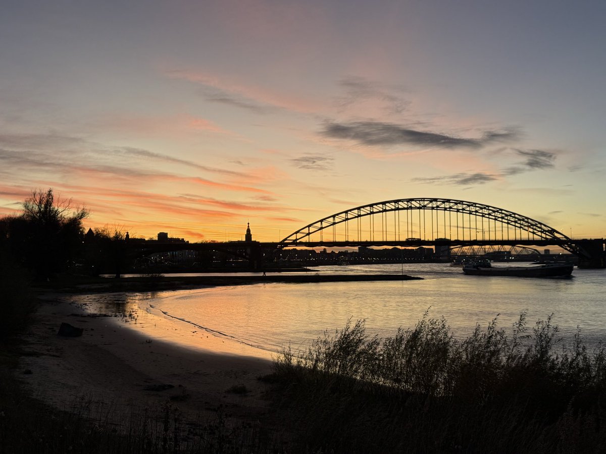 WurfTwain's tweet image. Wachtend op het voorspelde noorderlicht zit ik nu in de Ooijpolder bij Nijmegen. Net een wandeling naar de Waalbrug gemaakt. Zal toch mooi zijn als het daarachter een show wordt straks. Waarden zijn nu nog niet best. Afwachten maar. #nijmegen #ooijpolder #noorderlicht