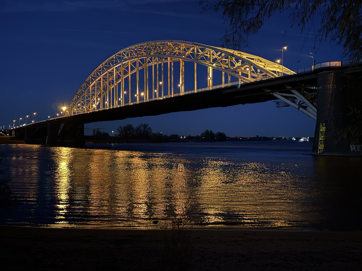 WurfTwain's tweet image. Wachtend op het voorspelde noorderlicht zit ik nu in de Ooijpolder bij Nijmegen. Net een wandeling naar de Waalbrug gemaakt. Zal toch mooi zijn als het daarachter een show wordt straks. Waarden zijn nu nog niet best. Afwachten maar. #nijmegen #ooijpolder #noorderlicht