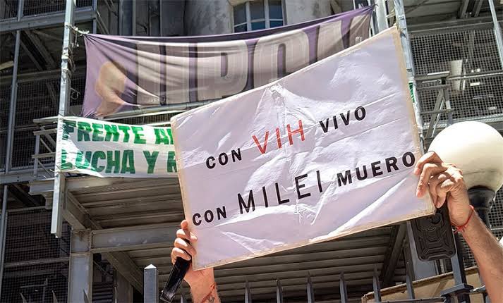 presupuesto 2026 de milei: el gobierno planea reducir drásticamente la atención en salud, de 79.170 a solo 500 personas con vih, de 15.853 a 450 tratamientos de tuberculosis y recortar 23 millones de preservativos en plena suba de sífilis e its, dato de franco torchia.