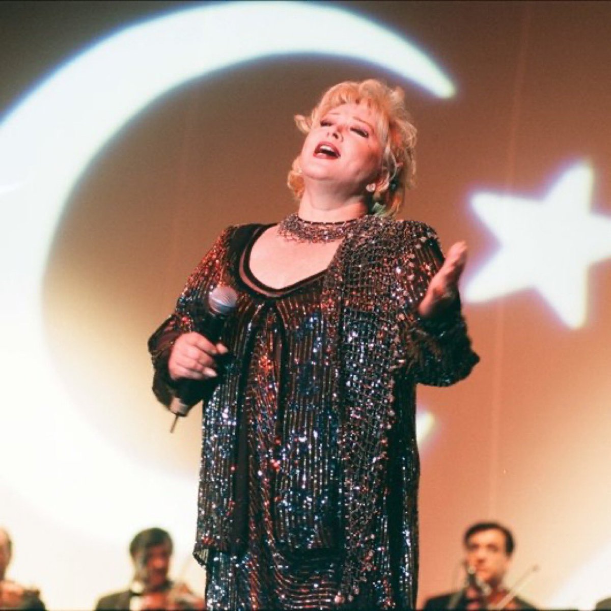 Türk sanat müziğinin duayen ismi Muazzez Abacı’nın vefatını üzüntüyle öğrendim.
Sesiyle, duruşuyla sanat camiamıza büyük değer katan Muazzez Abacı’ya Allah’tan rahmet, ailesi ve sevenlerine başsağlığı dilerim. Mekanı cennet olsun.