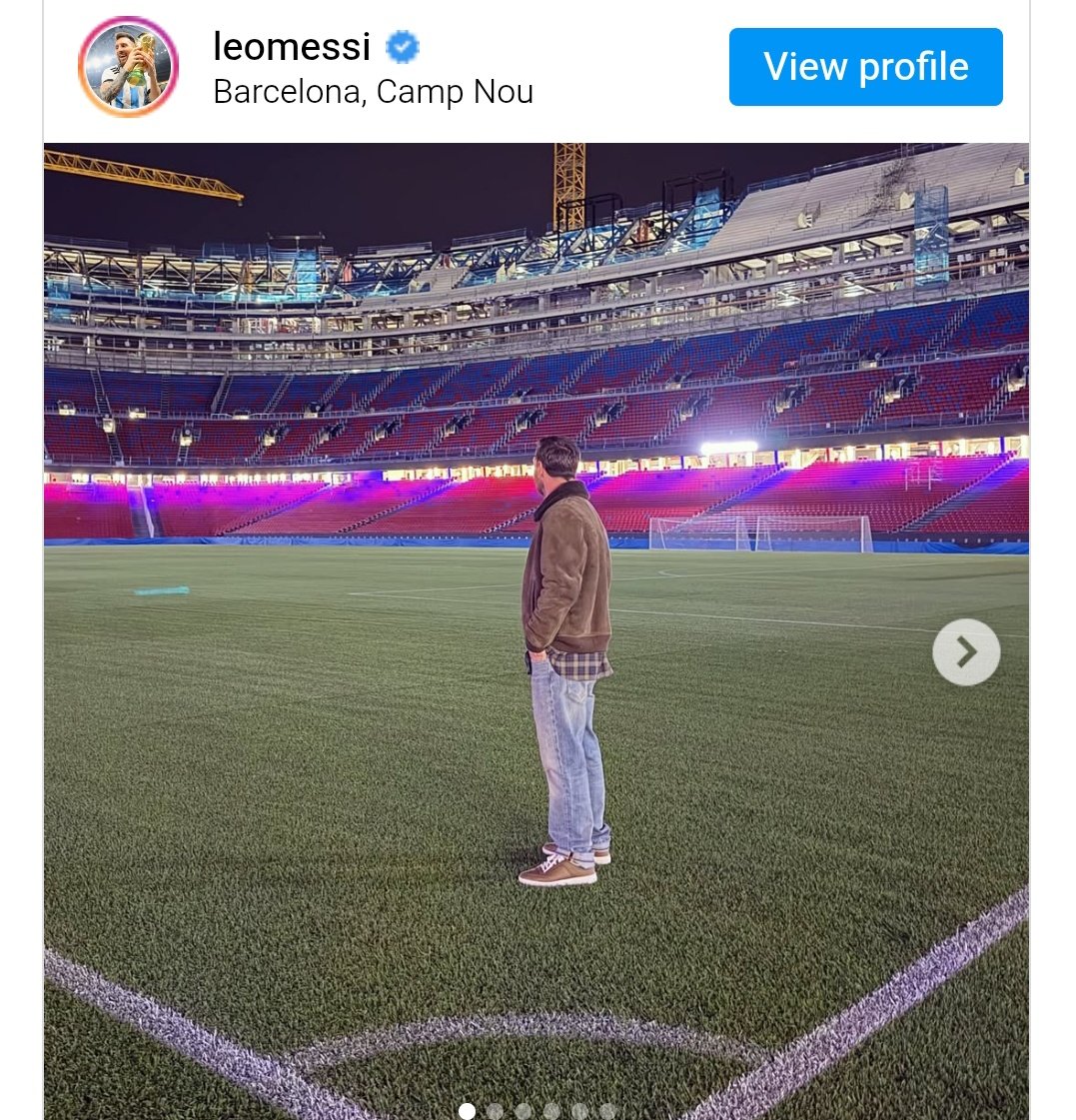 जैसे उड़ी जहाज को पंछी पुनि जहाज पे आवे।

लियॉनल मैसी कल रात अकेले ही बर्सिलोना के 
Camp Nou Stadium पहुँच गए,
स्टेडियम को भाव विहंगम तरीके से निहारते रहे,
और फिर इंस्टाग्राम पर लिखा,

कल रात मैं उस जगह पर लौटा जिसकी मुझे अपनी आत्मा से बहुत याद आती है। एक ऐसी जगह जहाँ मैं बेहद