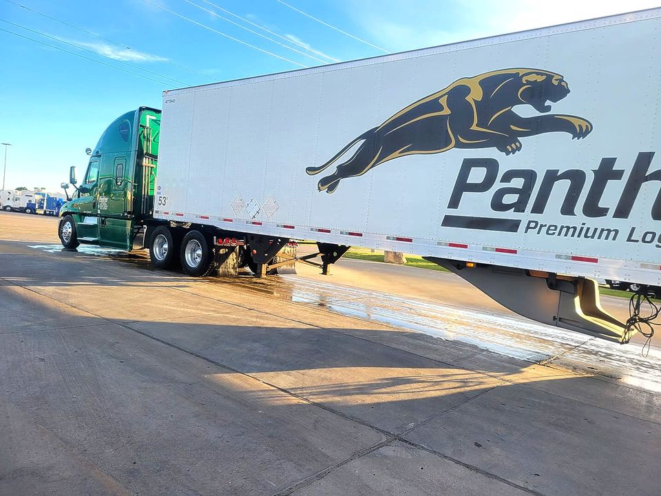 So clean and so shiny! 😍 Where is your favorite place for a truck wash? Let’s help out the new guys!
📸 Carlos Cervantes