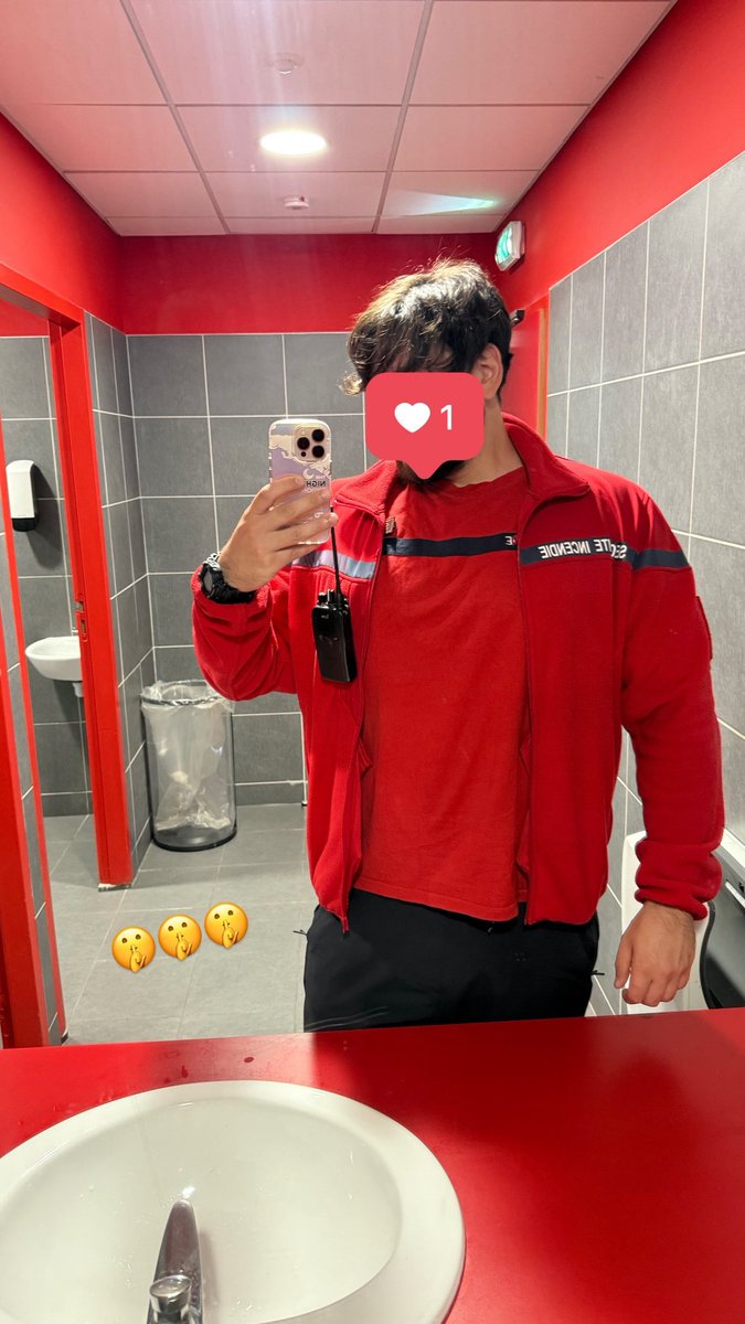 BWhey69's tweet image. Y a une vieille dame elle pensait j’etais pompier elle me dit « Merci de risquer votre vie pour nous » alors que j’surveille juste des extincteurs