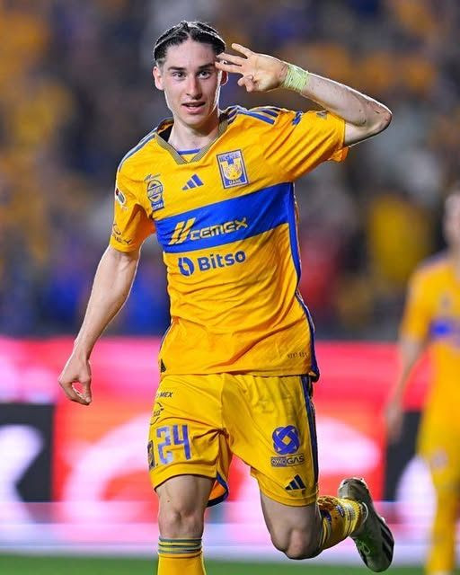 ¡Talento binacional en la cancha! 🇨🇦⚽️🇲🇽

Marcelo Flores, futbolista mexicano-canadiense, se unió a la selección canadiense de futbol como sparring durante la última fecha #FIFA del año.

Marcelo representa el espíritu de conexión entre México y Canadá, dentro y fuera del campo.