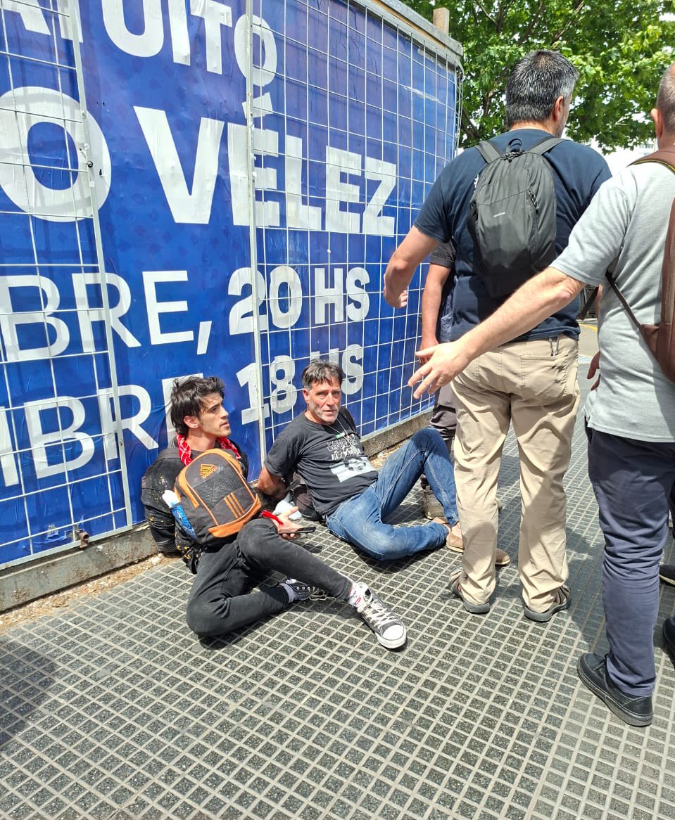🇦🇷🇻🇪 | Atención. Acaban de detener en Buenos Aires a Francisco Olveira, alias “Padre Paco”, uno de los principales militantes de Nicolas Maduro en el país y con fuertes conexiones.

Lo agarraron intentando provocar incidentes dentro de las inmediaciones del Congreso argentino.