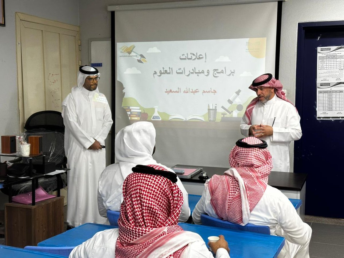 Fa5Ja5's tweet image. تشرفت اليوم بزيارة كوكبة متميزة من معلمي مدرسة ابن هشام الابتدائية ببقيق للاطلاع على بعض البرامج والمبادرات التي قمت بعملها هذا العام
وجرى خلال الزيارة تبادل بعض الخبرات في تحسين نواتج التعلم وخصوصاً مبادرات نافس