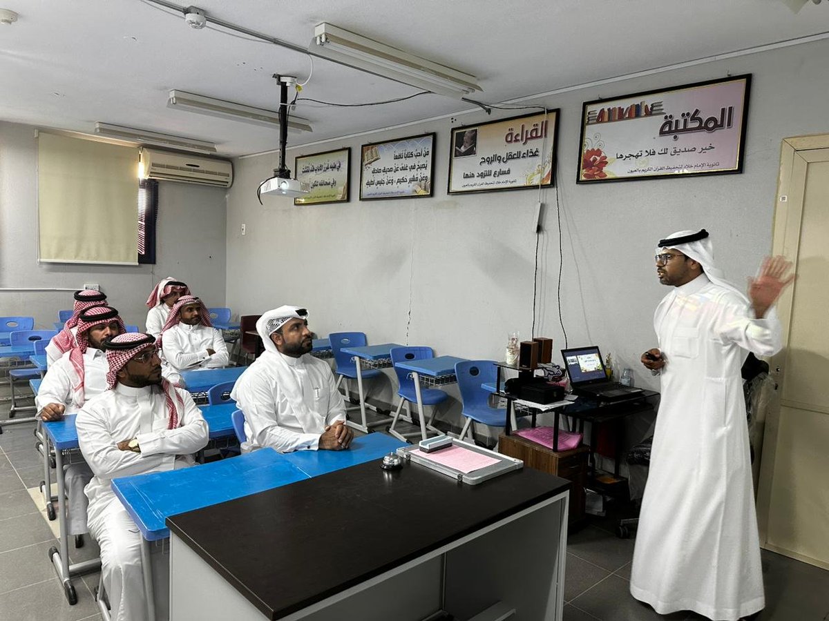 Fa5Ja5's tweet image. تشرفت اليوم بزيارة كوكبة متميزة من معلمي مدرسة ابن هشام الابتدائية ببقيق للاطلاع على بعض البرامج والمبادرات التي قمت بعملها هذا العام
وجرى خلال الزيارة تبادل بعض الخبرات في تحسين نواتج التعلم وخصوصاً مبادرات نافس