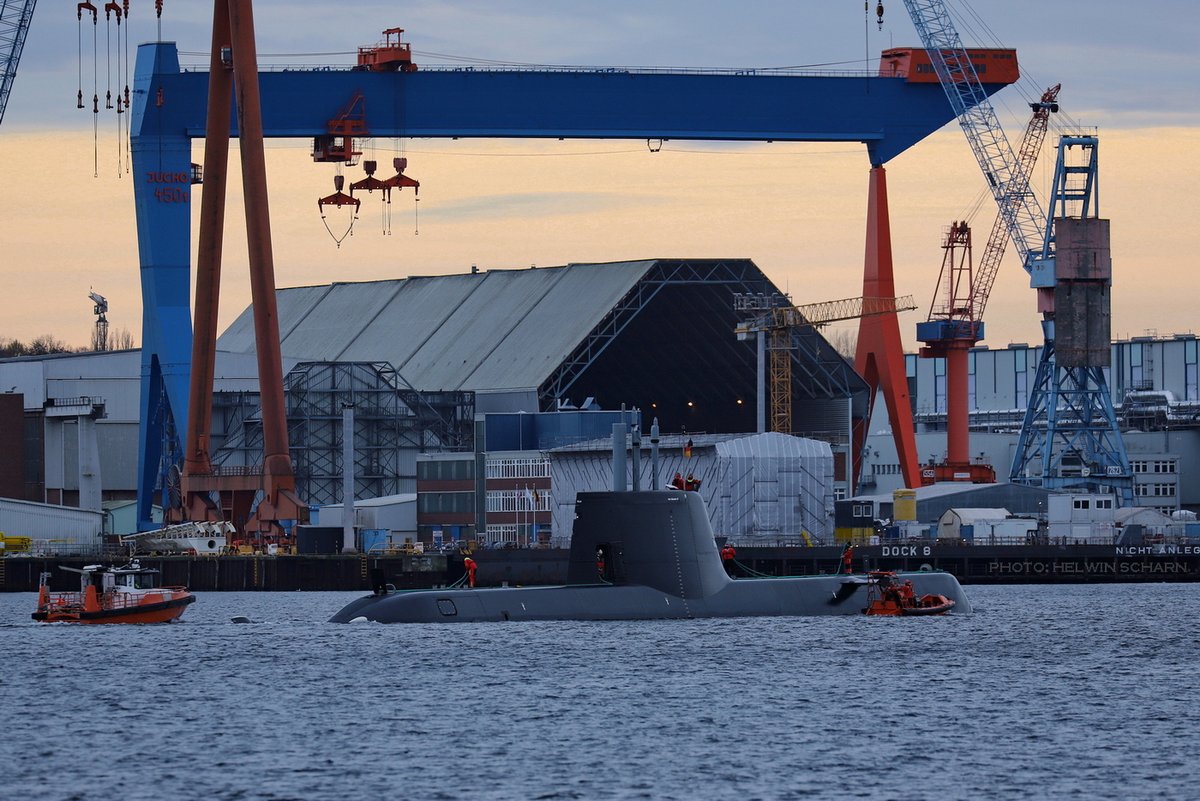 ScharnHelwin's tweet photo. Heute öffentliche #Vereidigung vor dem SH-Landeshaus. Zu dem feierlichen Anlass hatte die #GorchFock gegenüber an der Blücherbrücke festgemacht. (Nicht ganz) zufällig kam RSS #Illustrious von einer weiteren Testfahrt aus dem Skagerrak zurück. https://t.co/4trSQVACD9