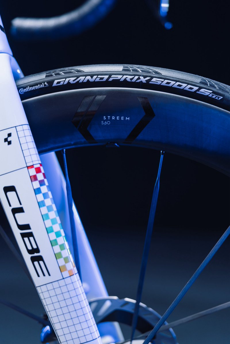 CUBE 🤝 Team TotalEnergies 

Dès 2026, l’équipe professionnelle ainsi que ses structures de formation CREF (U19) et Vendée U Pays de la Loire (U23) évolueront sur les derniers modèles de la marque CUBE.

Fruit du rapprochement entre l’ingénierie allemande et l’audace à la