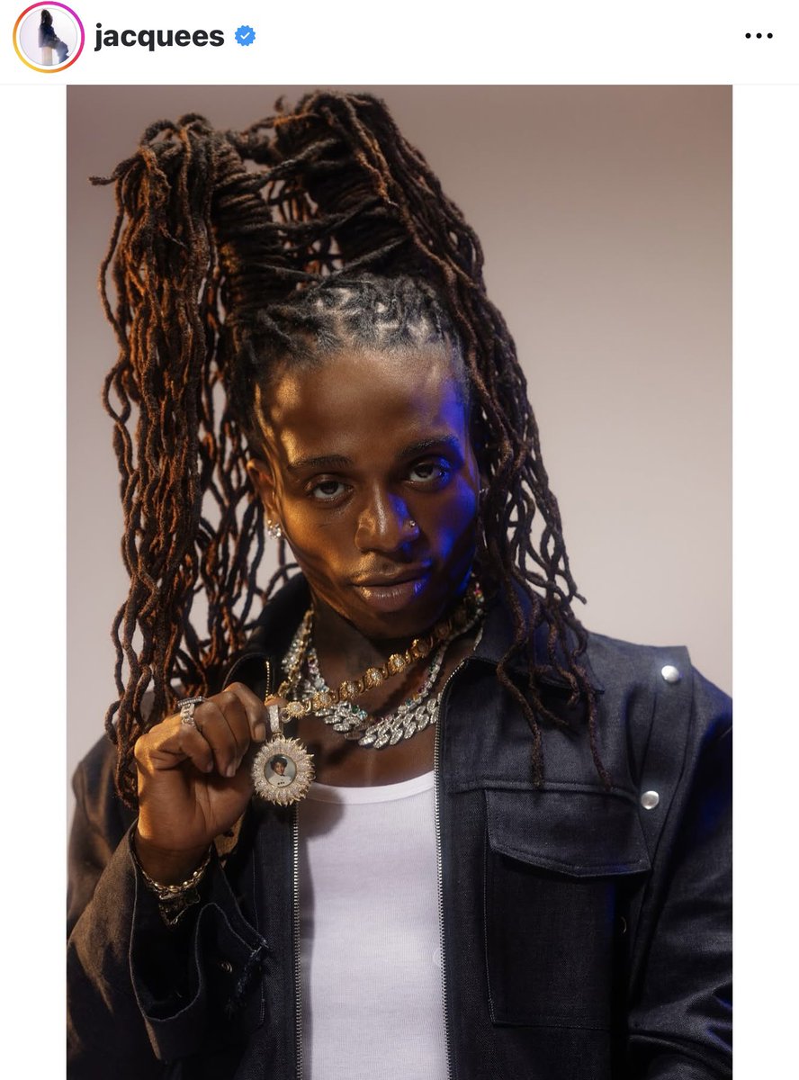 So 1st it was tight pants then purses then pearls also hookahs now vacation  braids? Women can’t have nothing 😭