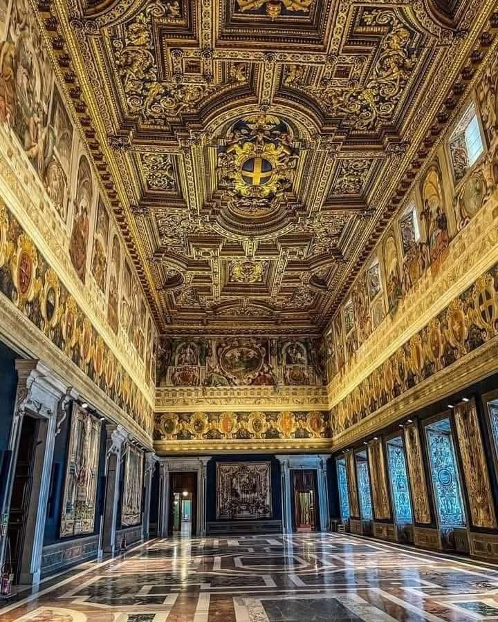 La salle royale des cuirassiers est située dans le Palais du Quirinal à Rome.
C’est la résidence officielle du Président de la République. 
Construite en 1615 pour le pape Paolo V Borghese, afin de servir de salle de réception pour les ambassadeurs et délégations étrangères