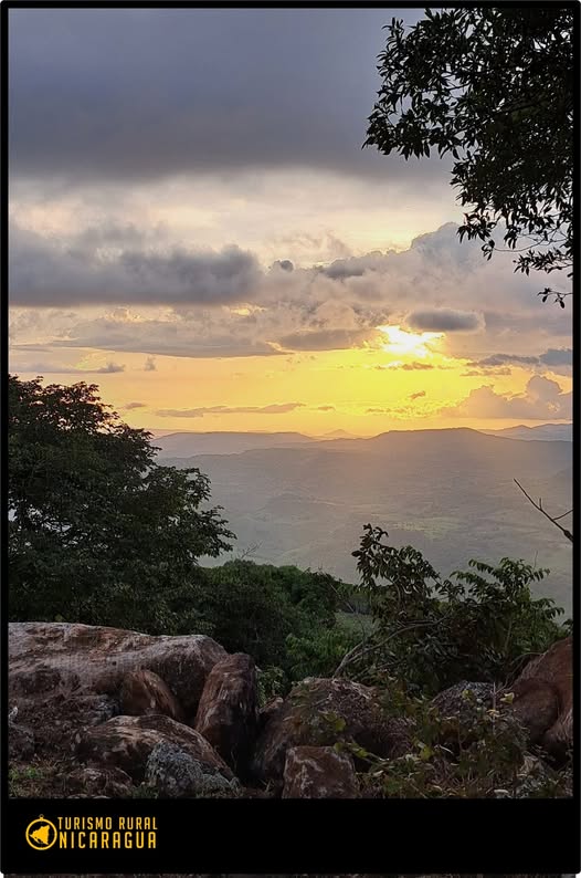 Entre Esquipulas y Teustepe, el atardecer pinta de oro los Llanos de Tamalapa. 🌅 Nombres como Tomatoya, Acicaya, río El Barco y cerro El Fuego nos recuerdan la magia de nuestra tierra. 🇳🇮✨ #RelaxNica #NicaraguaSensacional