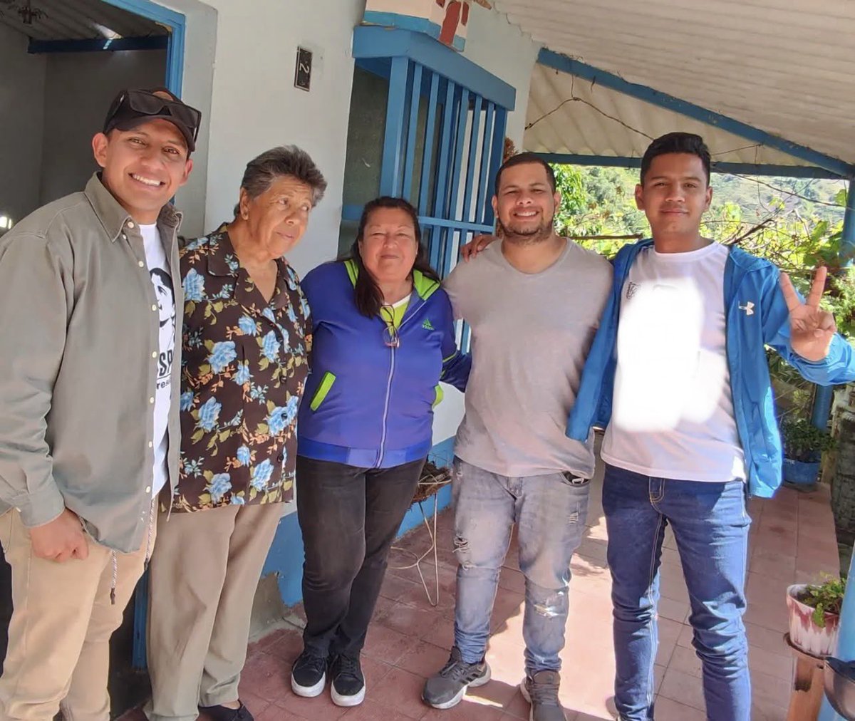 Nuestra compañera y amiga Luisa Romero ha desplegado sus alas a la casa del padre. 

Gracias Luisa, gracias por inculcarnos lo bonito de Acción Democrática en la tierra de Alberto Carnevali y por perpetuar la voz de la fe y amor a nuestra Inmaculada Concepción

Paz a su alma 🕯️