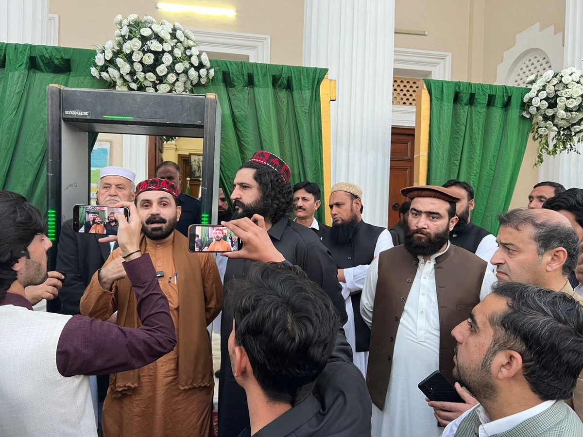 نن له جرګې څخه د راوتلو وروسته استخبار،،اتي ادارو مشر مبارز نور الله ترین، حنیف پښتون ،نظيف لالا، خبيب پښتون، عدنان وزير، او ګوهر پښتون 
 نيولي او نامالومه ځای ته يې وړي دي💔🙏 #WhereIsPTMDelegation