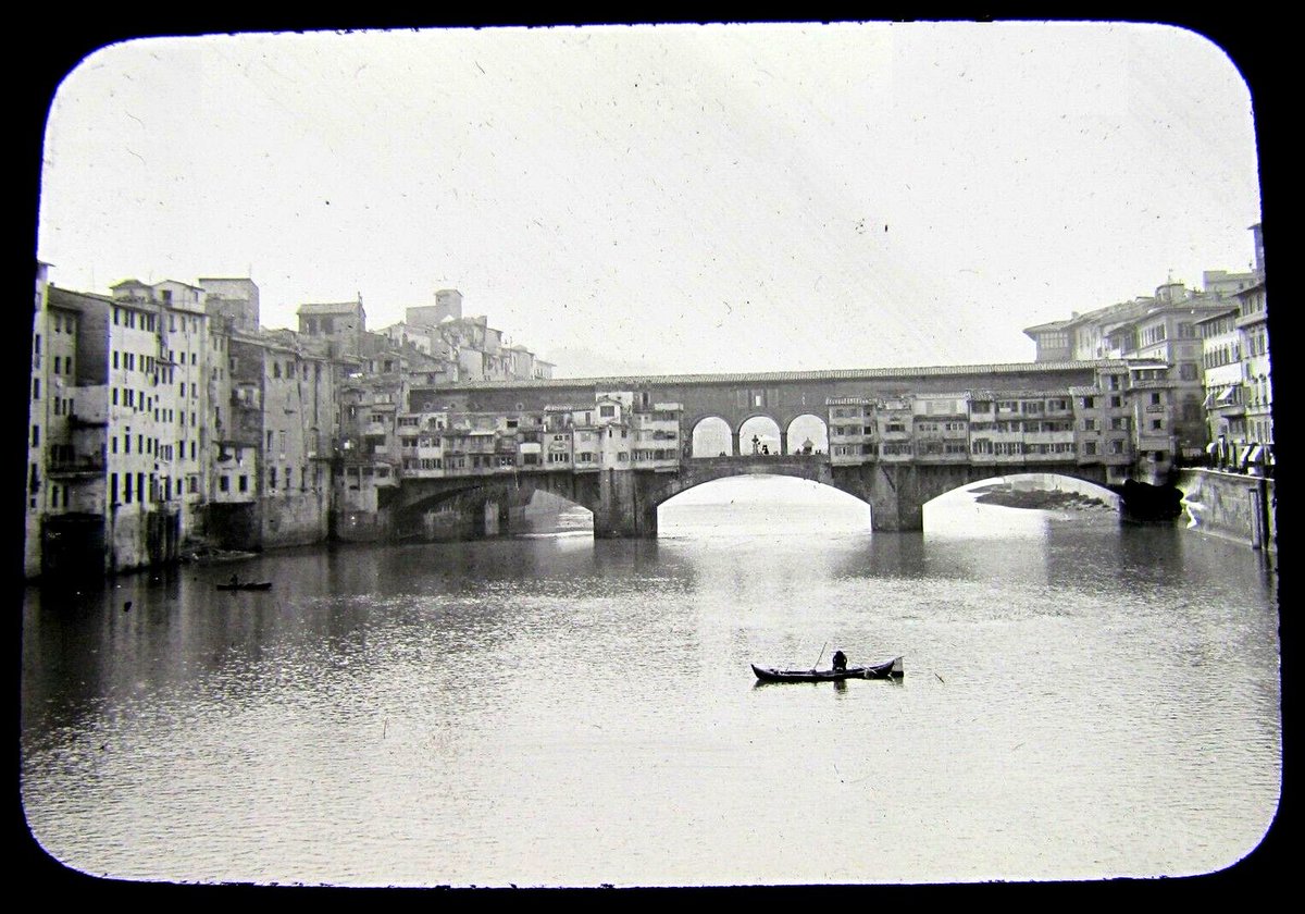 ConisciFirenze's tweet image. Un vetro per lanterna magica dei primi del ’900 ritrae l’Arno e il Ponte Vecchio. Il piccolo scafo al centro del fiume e le botteghe aggettanti sul ponte.

#Firenze #PonteVecchio #Arno #LanternaMagica #FotografiaStorica #PrimoNovecento #CorridoioVasariano #ToscanaDaScoprire