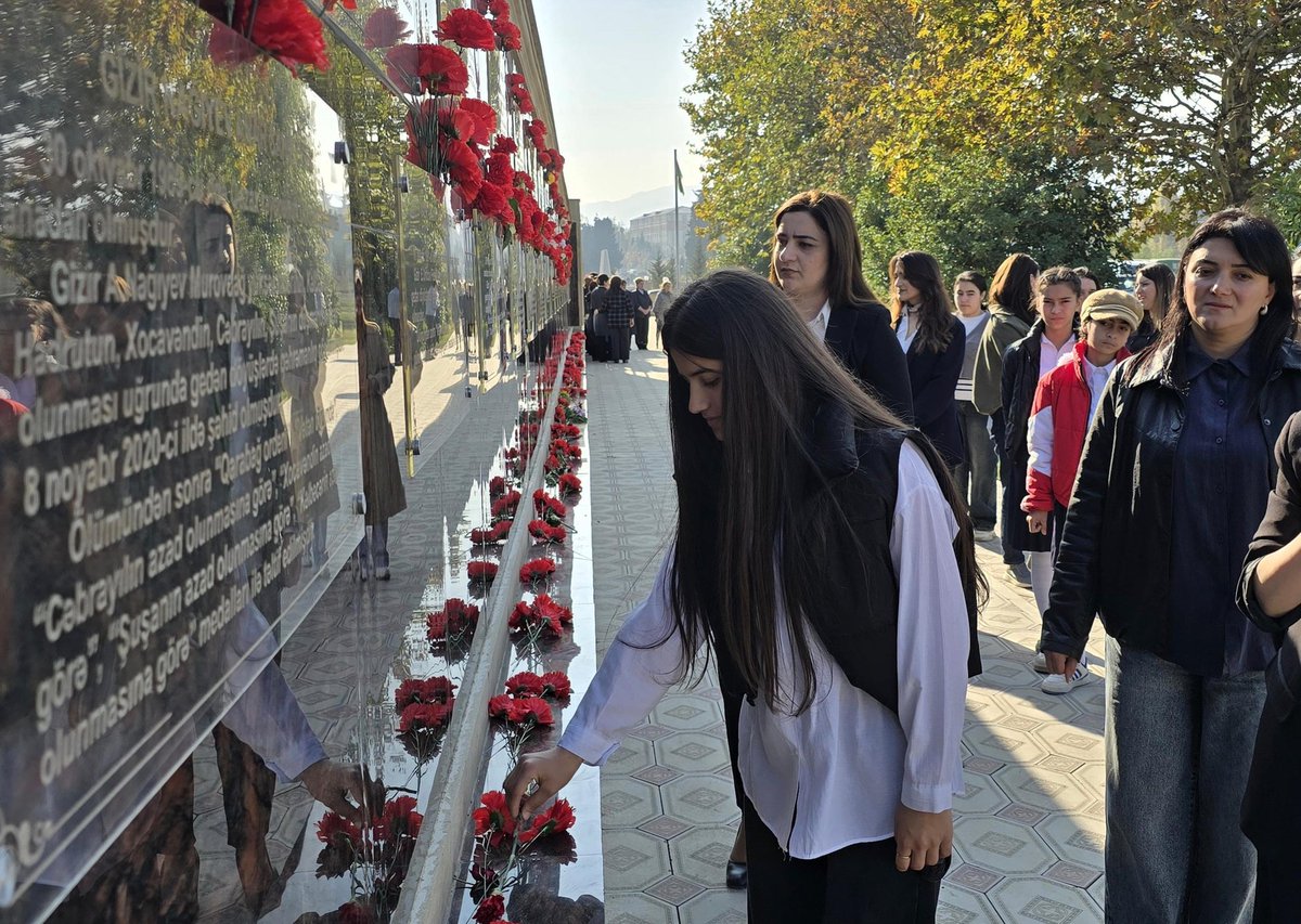 🇦🇿 #QazaxGəncləri olaraq 8 Noyabr - Zəfər Günü ilə əlaqədar Vətən müharibəsi şəhidlərinin xatirəsini əbədiləşdirən Abidə kompleksini ziyarət etdik.
Abidə önünə gül qoyaraq şəhidlərimizin əziz xatirəsini ehtiramla yad etdik. 🥀
 #ZəfərGünü #Azərbaycan🇦🇿 #8Noyabr #ZəfərimİZ