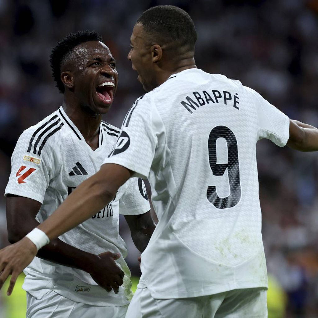 🚨Une nouvelle mise à jour 𝗔𝗥𝗥𝗜𝗩𝗘 sur #FC26 ! 

✅ Elle inclut des correctifs de gameplay pour le mode carrière, et apporte + de 50 nouvelles modélisations, y compris celles de : 

- Mbappé / Tchouameni 🇫🇷 
- Vinicius Jr. 🇧🇷 
- Bellingham / Alexander Arnold 🏴󠁧󠁢󠁥󠁮󠁧󠁿