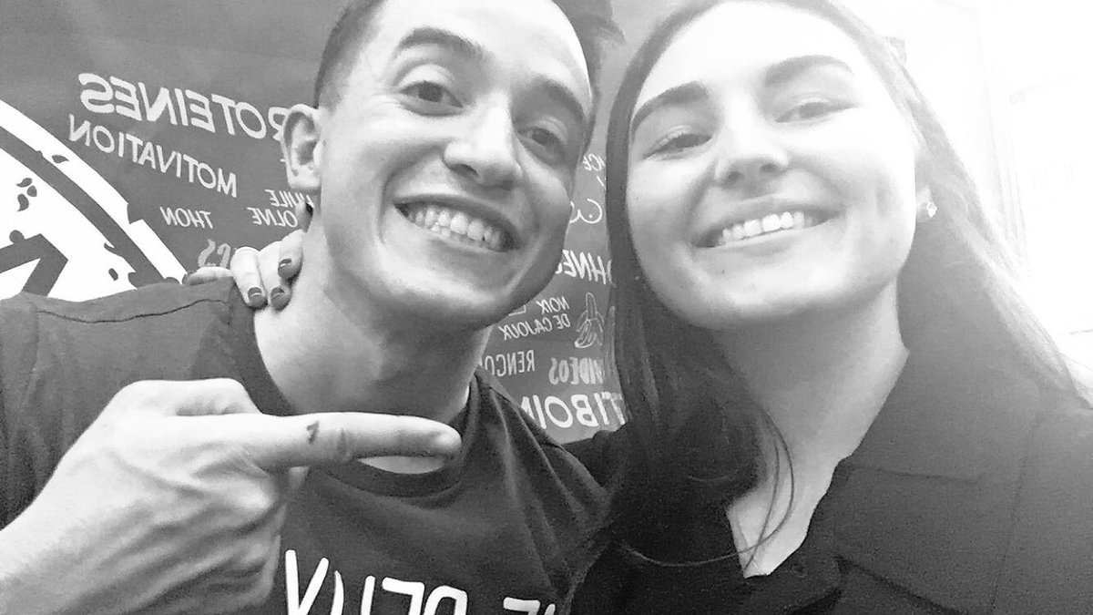 sixtinermz's tweet image. Je sais pas qui m’avait permis de le choper par le cou comme ça mais PTDRRRR fou rire