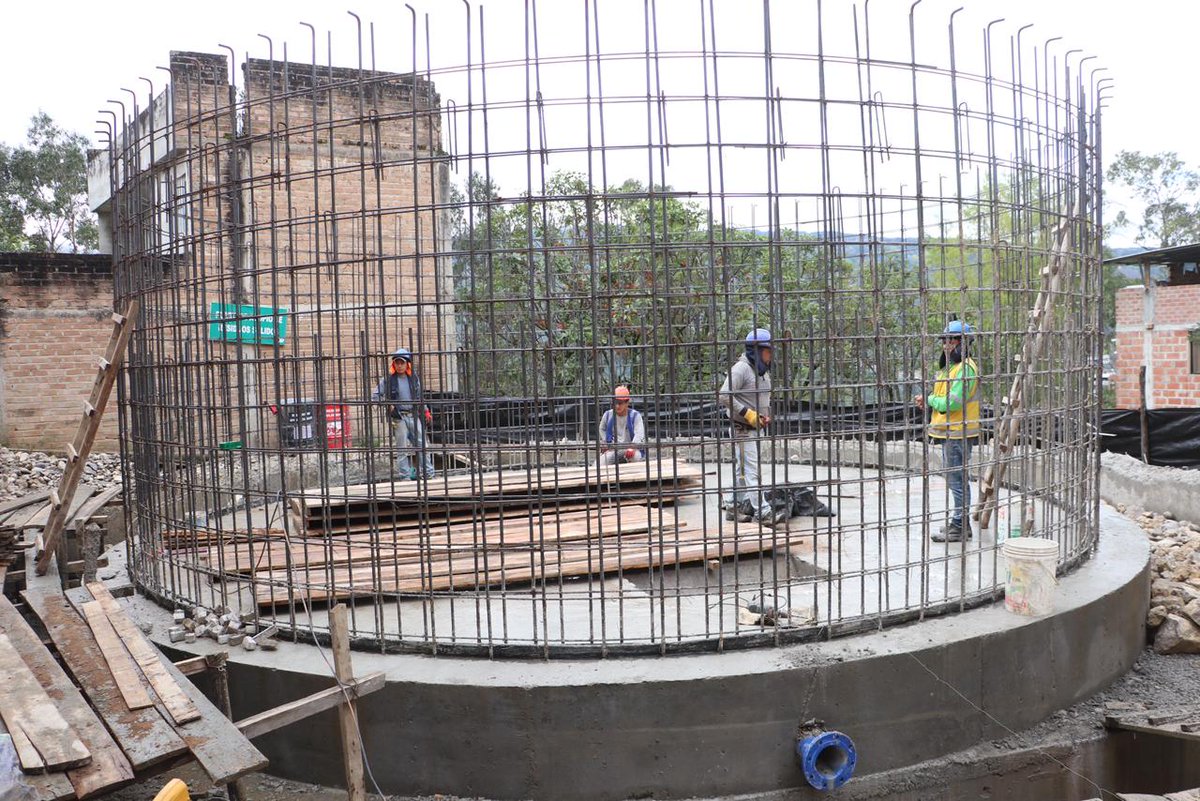 viviendaperu's tweet photo. ✅ ¡Comprometidos con #Cajamarca! 💧

📌 Por encargo del ministro Wilder Sifuentes Quilcate, el equipo técnico del ministerio llegó a la región Cajamarca para monitorear el avance de obras de agua y saneamiento que mejorarán la calidad de vida de miles de familias.

📌 En #Chota, se inspeccionó la ampliación de los servicios de agua potable y saneamiento básico urbano, que incluye la construcción de 3 reservorios, redes de agua y alcantarillado, además de unidades básicas de saneamiento. 

📌 El recorrido inició en el Reservorio Santa Rosa, con capacidad de 180 m³, y la planta de tratamiento de agua potable, garantizando su correcto funcionamiento.