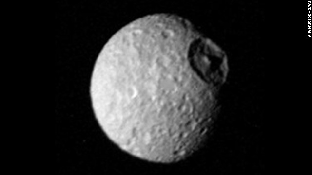 engineers_feed's tweet image. The cratered surface of Saturn&apos;s moon Mimas is seen in this image taken by Voyager 1 on November 12, 1980. Impact craters made by the infall of cosmic debris are shown; the largest is more than 100 kilometers (62 miles) in diameter and displays a prominent central peak.