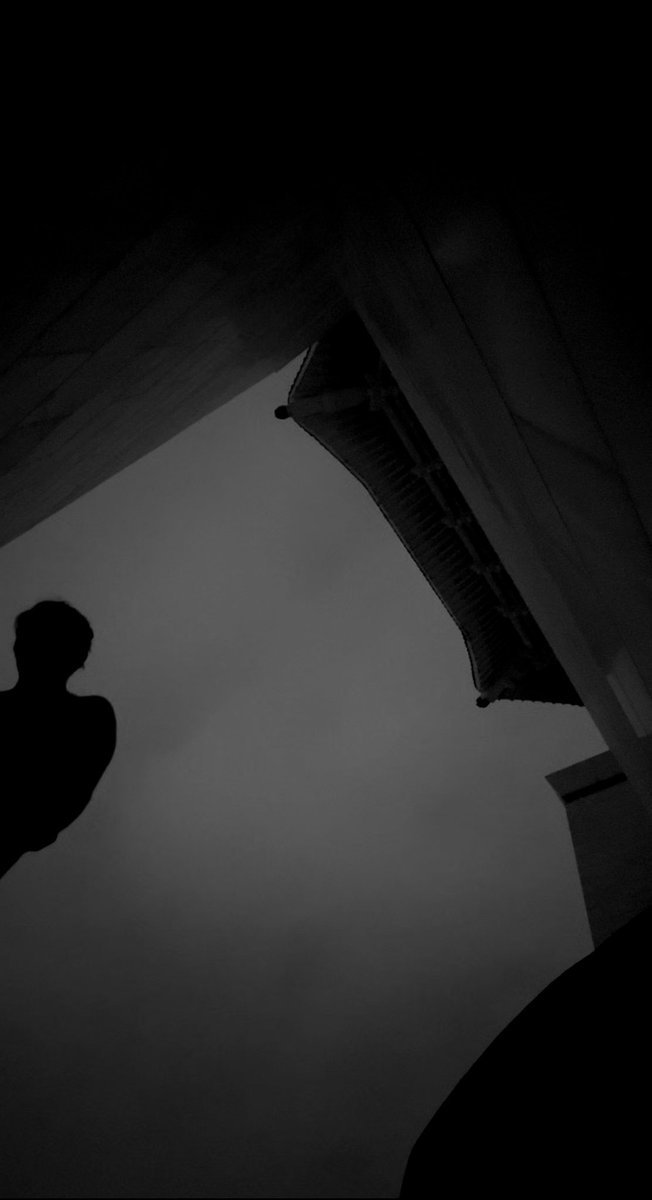 飄著細雨的夜裡
風帶著寒意，卻被你懷中的溫度融化。
我們緊緊相擁，像要抵抗整個世界的冷。
唇與唇的交會，
淹沒了雨聲，也淹沒了彼此的理智。

<a href="/liang_shang_min/">夕張勾勾</a>