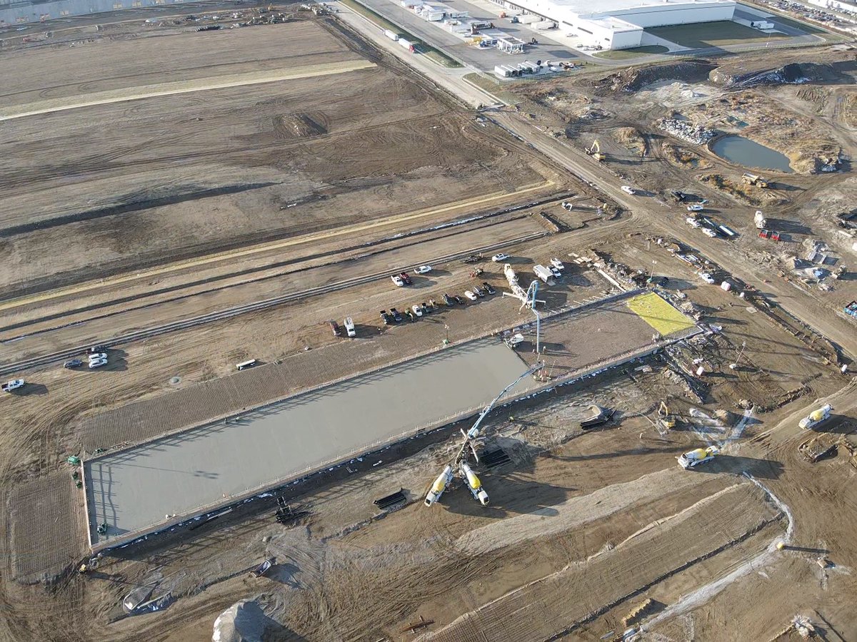 The sky’s still dark, but that's not stopping the progress at ABF Freight's new facility! Before the sun even clears the horizon, the contractors are busy placing 950 yards of concrete for the building slab. Just grit, hustle, and the quiet beauty of a day! 🌅💪