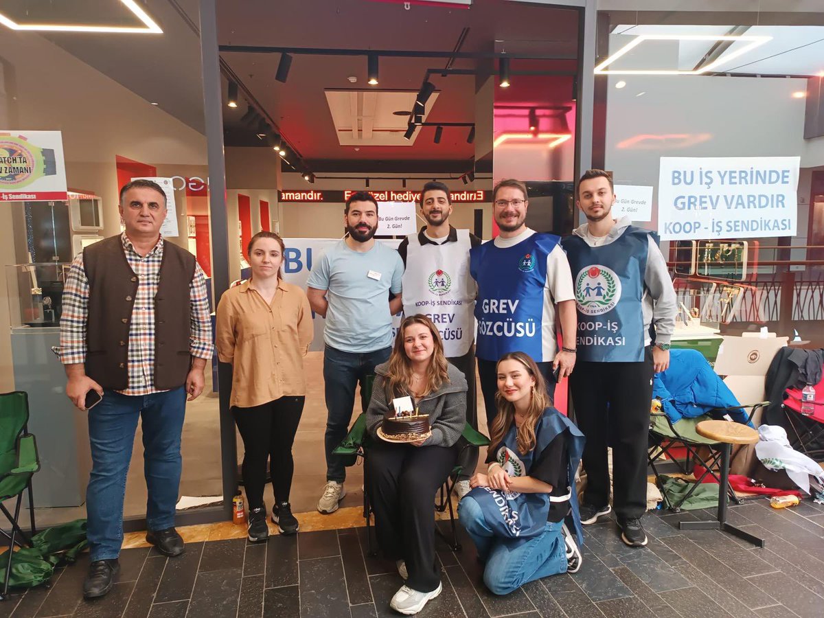 Biz büyük bir aileyiz
Ailenin her Ferdi bizim için çok kıymetli 
O yüzden yılmayacağız
#SwatchGroupÇalışanlarıGrevde
<a href="/Swatch/">Swatch</a> <a href="/KOOPISSENDIKASI/">Koop-İş Sendikası</a> <a href="/uniglobalunion/">UNI Global Union</a> <a href="/swatchturkiye/">Swatch Türkiye</a>