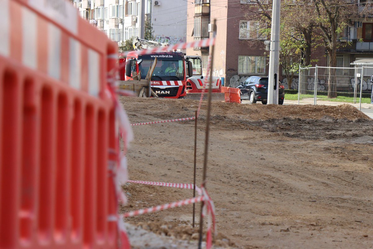 🚧 Radovi na Južnoj longitudinali napreduju planiranom dinamikom!

Danas sam zajedno s ministrom saobraćaja Kantona Sarajevo <a href="/AdnanSteta80/">Adnan Šteta</a>, direktorom Direkcije za puteve KS i predstavnicima izvođača, obišla gradilište jednog od najvažnijih infrastrukturnih projekata u Kantonu