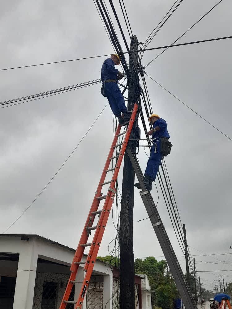 En el Oriente el frente frío trajo nuevas lluvias, y las estrategias de la recuperación de <a href="/ETECSA_Cuba/">ETECSA</a> se ajustan para aprovechar el máximo los momentos en que no llueve. 
Nuestras brigadas con la voluntad y cumpliendo las medidas de seguridad avanzan.
#EtecsaConCuba
