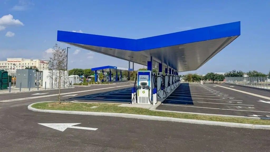 EvolveHoustonTX's tweet image. 🚗⚡ bp pulse EV charging hub near Hobby Airport grand opening today!

Stop by until 4 PM CT today (Nov 12) to enjoy:
🔋 $0.01/kWh charging
☕ Refreshments &amp;amp; giveaways
🤝 A look at Houston’s growing EV infrastructure in action

#EV #EVInfrastructure #EVCharging #Houston