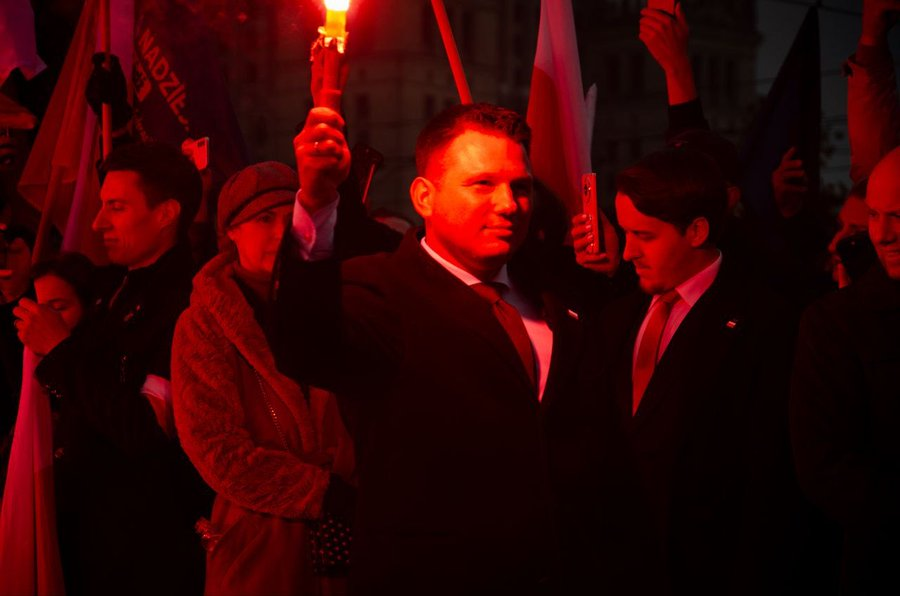 coolfonpl's tweet photo. Policja chce cofnąć immunitet poselski Mentzenowi za odpalenie racy na Marszu Niepodległości.

Co za idioci. 🤦‍♂️ https://t.co/ZpEtg6LOZP