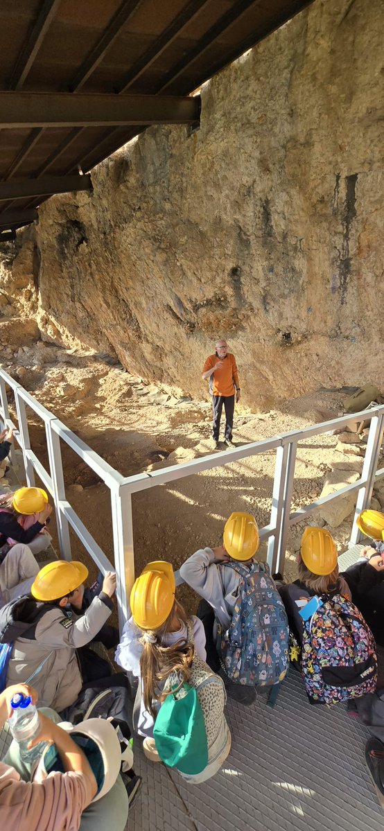 Com era una casa de la prehistòria? Ho aprenen les nenes I nens de 1r i 2n de l'Escola Pla del Puig de Sant Fruitós de Bages tot visitant el jaciment de la Roca dels Bous. #aprendreambelscampsientorns #didacticadelaprehistoria
