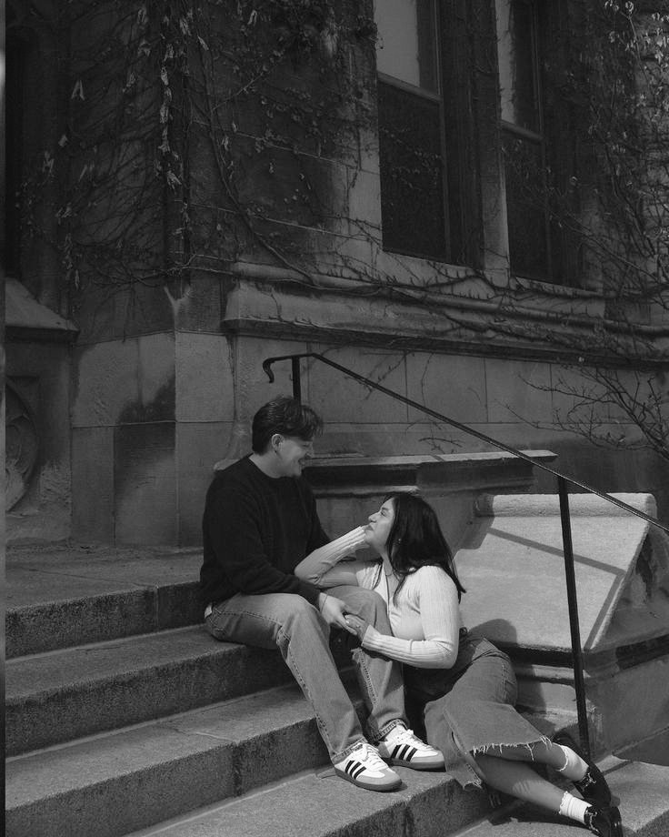 Sen bilmezsin sensizliği, güneş açar hissetmezsin yağmur yağar ıslanmassın hava soğuktur üşümezsin için yanar da kimseye diyemezin".. 

Anla işte..