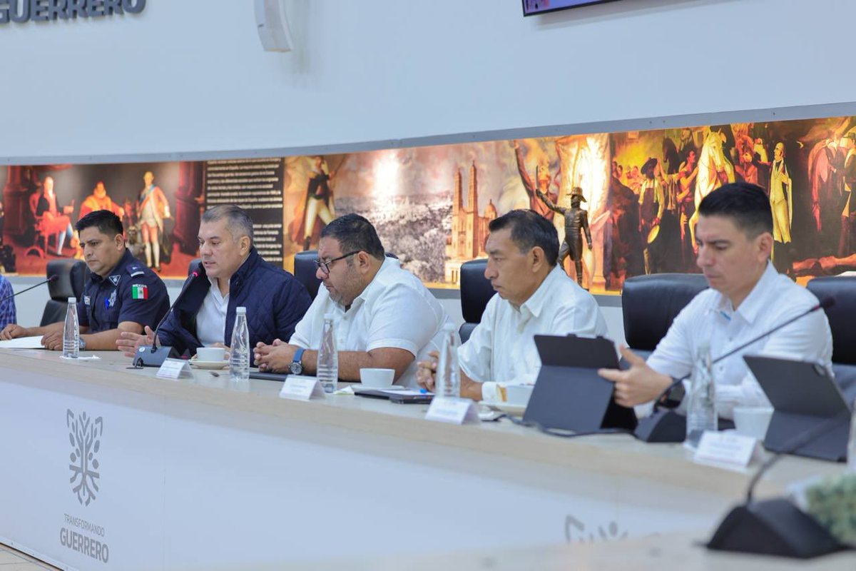 Encabecé la Mesa de Coordinación para la Construcción de la Paz, donde revisamos avances en materia de seguridad y se refuerzan las estrategias conjuntas entre los tres órdenes de gobierno, atendiendo las necesidades de cada región del estado.

Con las alcaldesas y los alcaldes