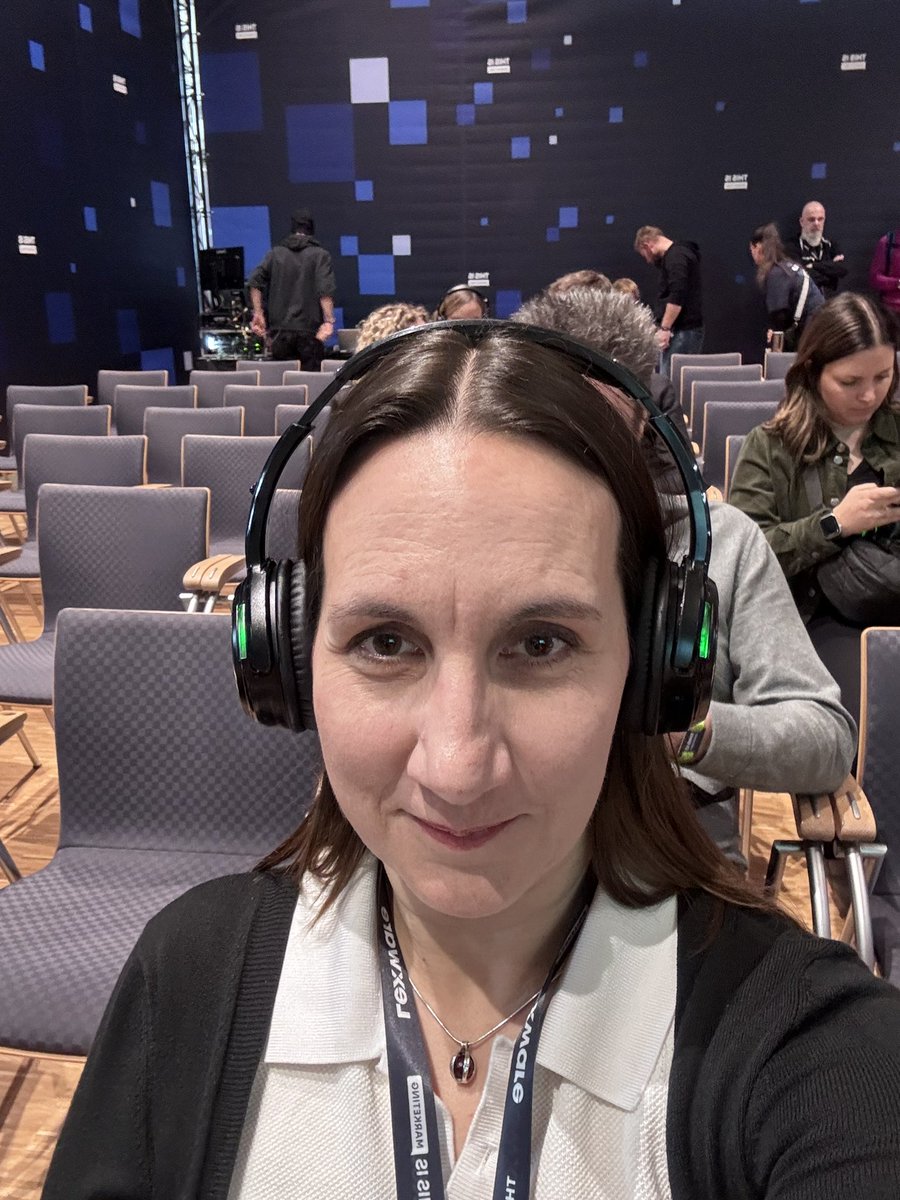 Fazit des heutigen Tages:
Morgen deutlich weniger Gepäck. Laptop und dicker Kalender raus. 
Evtl. was Kleines zum Schreiben rein. 
Hat sich als gut erwiesen, dass ich alles auch ausgedruckt hatte. 
Sehr sehr viel Input. 
Aber gleich erstmal zum <a href="/KaffeeNastasi/">Alexander Nastasi</a> 🫶