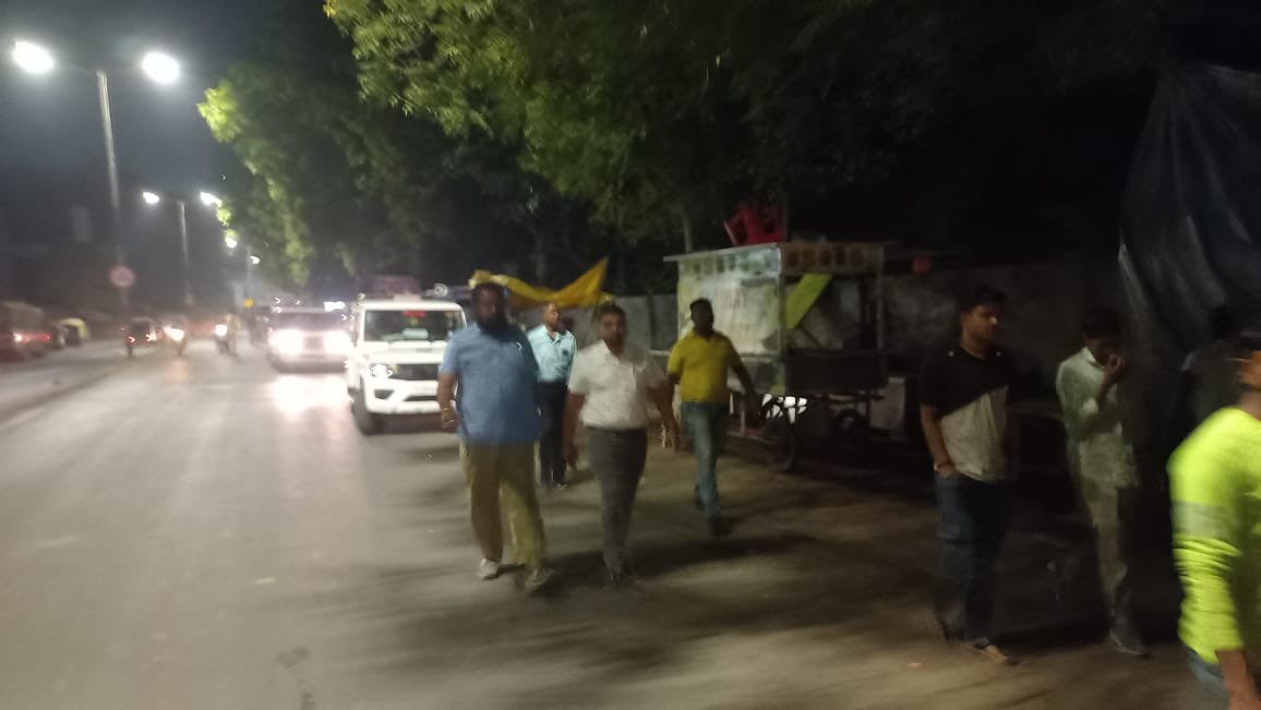 VMC_EncroachOFF's tweet photo. વોર્ડ ૩ પ્રિયલક્ષ્મી મીલ ગરનાળા નજીક રેલવે સ્ટેશન પ્લેટફોર્મ નંબર ૭ પાસે થી રોડ પર ના લારી ગલ્લા ના દબાણો સયાજીગંજ પોલીસ સાથે રહી દૂર કરી અને ૪ ટ્રક સમાન જપ્ત કરવામાં આવેલ
@VMCVadodara 
@ArunMaheshIAS 
@vmc_ward03 
@Vadcitypolice https://t.co/FvNVpEpKUX