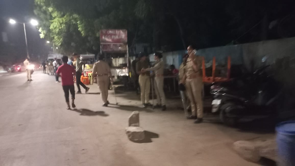 VMC_EncroachOFF's tweet photo. વોર્ડ ૩ પ્રિયલક્ષ્મી મીલ ગરનાળા નજીક રેલવે સ્ટેશન પ્લેટફોર્મ નંબર ૭ પાસે થી રોડ પર ના લારી ગલ્લા ના દબાણો સયાજીગંજ પોલીસ સાથે રહી દૂર કરી અને ૪ ટ્રક સમાન જપ્ત કરવામાં આવેલ
@VMCVadodara 
@ArunMaheshIAS 
@vmc_ward03 
@Vadcitypolice https://t.co/FvNVpEpKUX