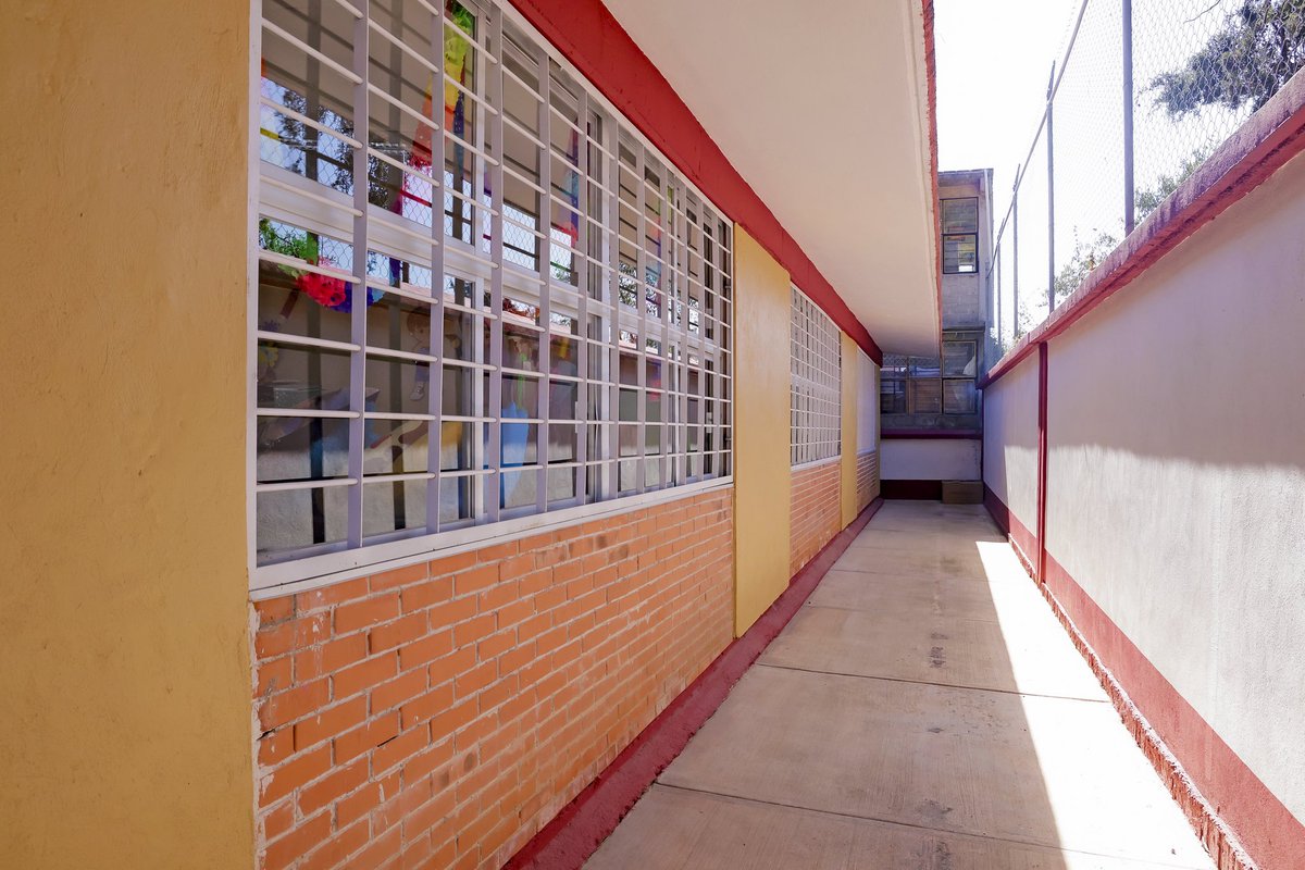 ✏️ En #VillaDelCarbón, el Srio. Miguel Ángel Hernández Espejel encabezó la entrega de mobiliario a 60 escuelas con una inversión de 6.6 mdp, y de infraestructura educativa al Jardín de Niños “Bertha Von Glumer” y la Primaria “Justo Sierra” con más de 3.6 mdp. 🪑