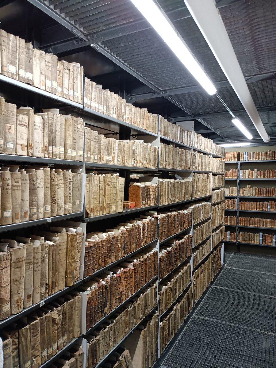 Avui hem fet la visita professional al CRAI Biblioteca de Fons Antic de la <a href="/UniBarcelona/">Universitat de Barcelona</a>
Hem pogut conèixer la seva impressionant col·lecció patrimonial amb més de 150.000 documents i descobrir de prop manuscrits, incunables i gravats.
