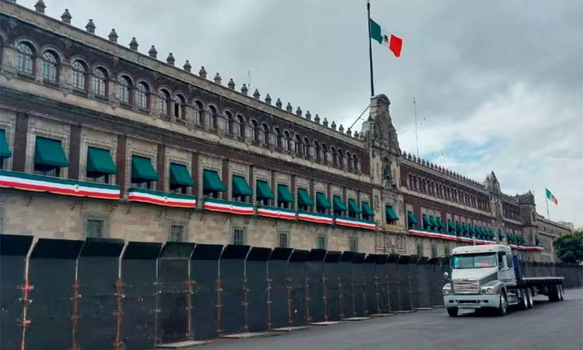 #Nacionales | 🇲🇽 Claudia Sheinbaum explicó que las vallas en Palacio Nacional se colocaron por la marcha de la CNTE y la posible infiltración del “bloque negro”.

🔗 Nota: tinyurl.com/28hxk9y6