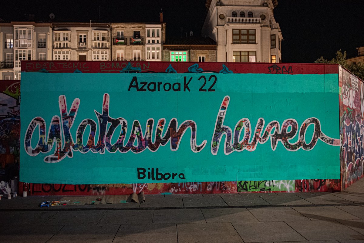 Gasteizko Andra Mari Zuriko harresiak ozen oihukatzen du azaroaren 22an Bilbon elkartuko garela.

#AskatasunHaizea