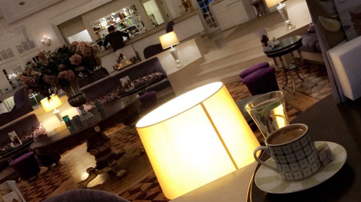 🌿 “Yorulduk…” 🍀
Ama bu yorgunluk kötü değil,
bir dur işareti gibi sadece.

Bir nefes kadar sessizlik,
bir kahve kadar huzur istiyor ruhumuz.

#iyiakşamlar #CoffeeTime