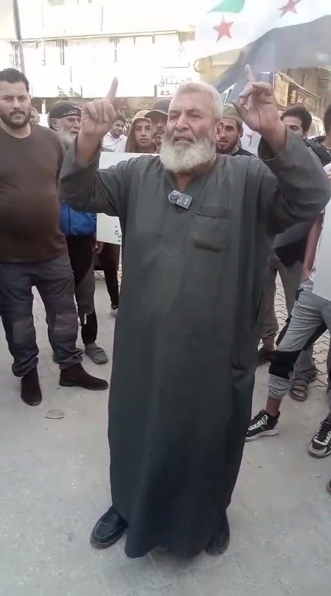 ibrahimbozanTR's tweet image. Bugün sabah saatlerinde Afrin'de, Agedat kabilesi mensubu Deirezzor'lu Hassan Muhammed el-Affaş isimli vatandaşın evinin önünde suikastle öldürüldü.

Kasıtlı bir saldırı olduğu aşikar. Hassan Affaş, SDG karşıtı protestolarda her zaman yer alan bir isimdi.

Allah rahmet eylesin.