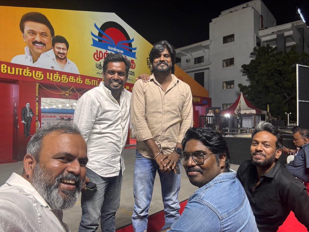 _kabilans's tweet image. திமுக நாம் தமிழரின் எதிரி அல்ல என்றாகி விட்டது திமுக நடத்தும் புத்தக கண்காட்சியில் போய் ஜாலியா போஸ் கொடுக்கிறார்கள் 🤭